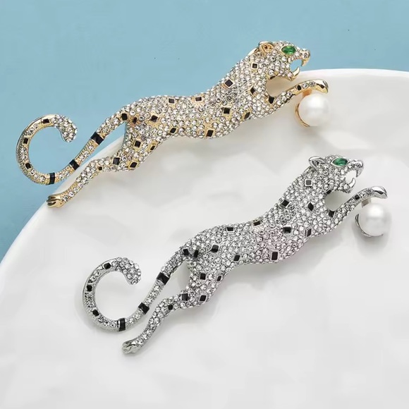 Panthere Gold  Crystal Brooch with Pearl Accent - Picture 4 of 5